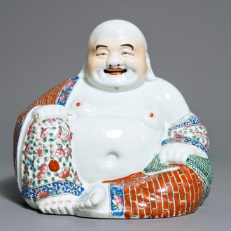 Une figure de Bouddha en porcelaine de Chine famille rose, 19/20ème